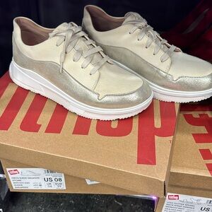 Metallic fit, flops sneakers